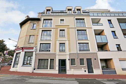 an apartment building on the corner of a street at La Résidence Alpha Viroflay 002 - 1 chambre - 4 pers in Viroflay