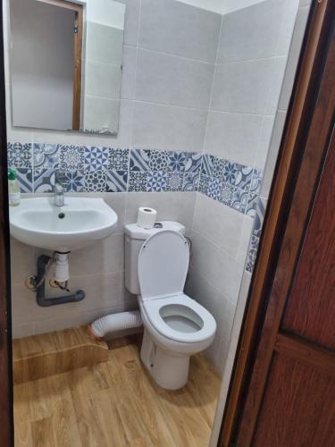 a bathroom with a toilet and a sink at Appartement propre et soigné in Sale