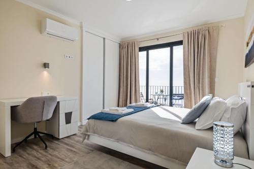 Giường trong phòng chung tại Blue Ocean Villa