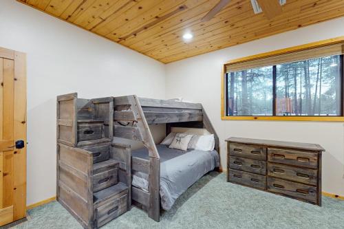 een slaapkamer met een stapelbed en een houten plafond bij The Great Outdoors in Pinetop-Lakeside