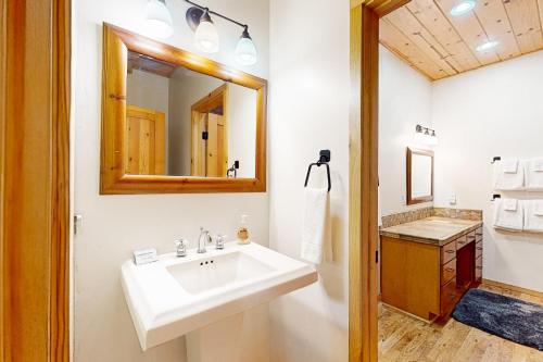 een badkamer met een wastafel en een spiegel bij The Great Outdoors in Pinetop-Lakeside
