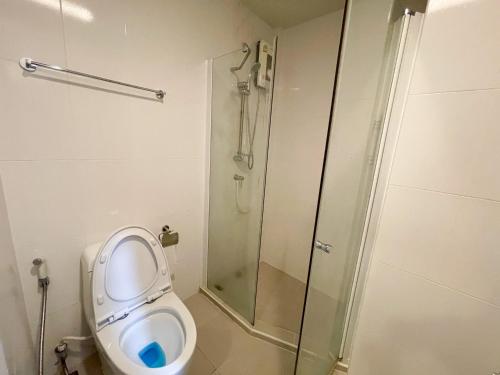 La salle de bains est pourvue de toilettes et d'une douche en verre. dans l'établissement 2BR Apartment, à Bangkok