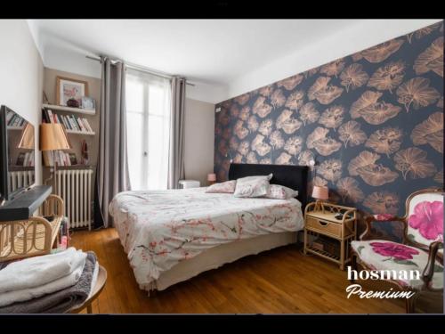 Un pat sau paturi într-o cameră la 90 m2 en plein Paris avec balcon