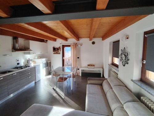 CasaSolar Saintchristophe a 2 minuti da Aosta في أَويستا: غرفة معيشة كبيرة مع أريكة وطاولة