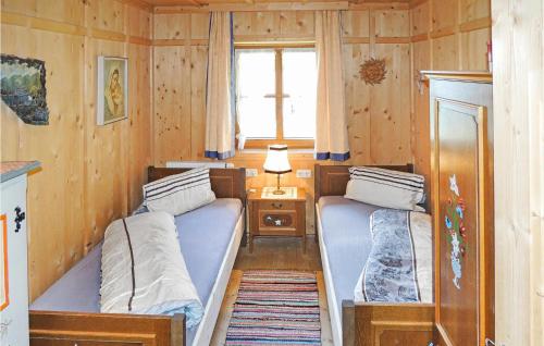 ミーダースにある3 Bedroom Lovely Home In Schnbergの窓付きの小さな部屋のベッド2台