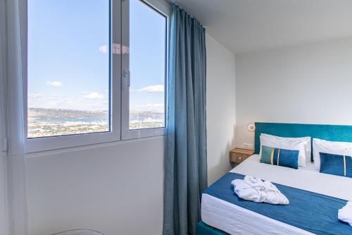 Postel nebo postele na pokoji v ubytování Kedria Lounge and infinity sea view residence
