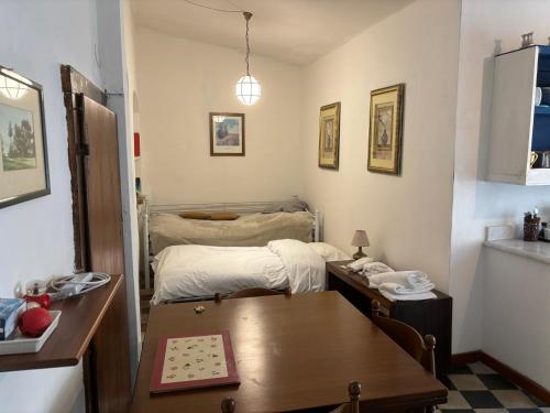 Cette petite chambre comprend un lit et une table. dans l'établissement Matteotti 45, à Sarzana