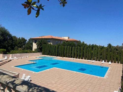 une piscine devant une maison dans l'établissement Paradise- Saint-Tropez- Résidence Piscine, à Saint-Tropez
