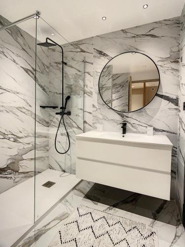 une salle de bain avec un lavabo blanc et un miroir dans l'établissement Paradise- Saint-Tropez- Résidence Piscine, à Saint-Tropez