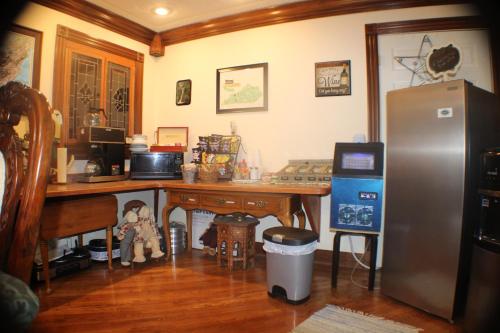 eine Küche mit einem Schreibtisch und einem Kühlschrank im Zimmer in der Unterkunft Serenity Hill Bed and Breakfast in Sloans Crossing