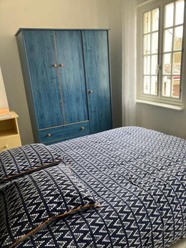 sypialnia z łóżkiem i niebieską szafką w obiekcie Halte Loire w mieście Saumur