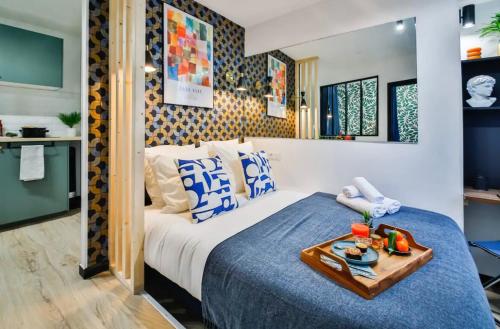 een slaapkamer met een bed met een dienblad met eten erop bij Suite Firenza in Lyon