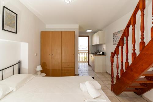 Postel nebo postele na pokoji v ubytování Elpida Hotel