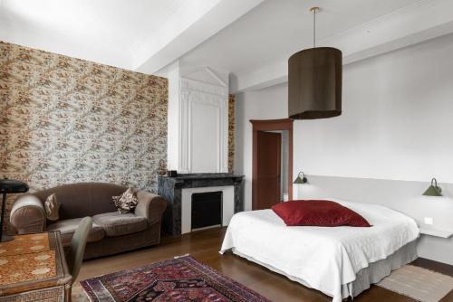 1 dormitorio con 1 cama y chimenea en Villa Catharissima, piscine privee, en Blomac