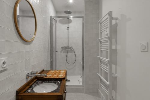 y baño con ducha y lavabo con espejo. en Villa Catharissima, piscine privee, en Blomac