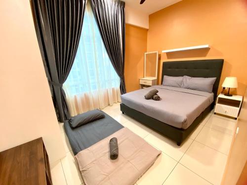 - une chambre avec un lit et une grande fenêtre dans l'établissement Novo 8 Residence @ 10mins to Jonker Streeet, à Malacca