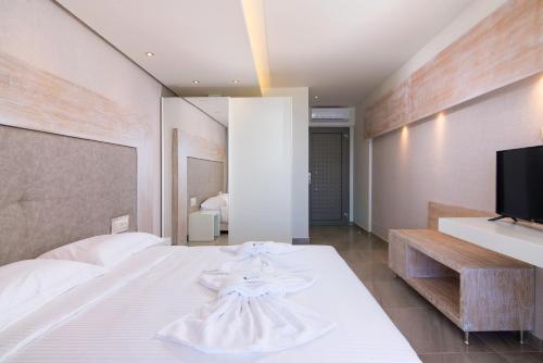 Una cama o camas en una habitación de Aegean Infinity Deluxe