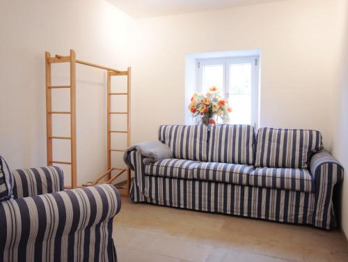 a living room with a couch and a window at Guade Stub’n – WALLY in Huglfing