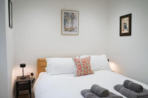Tempat tidur dalam kamar di Brixham Ground Floor Apartment