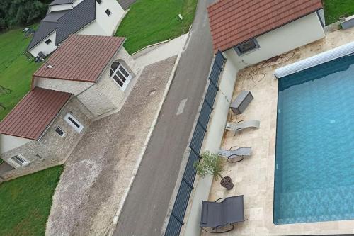 an overhead view of a house with a swimming pool at Maison de campagne - Chez Félicien in Recologne-lès-Rioz