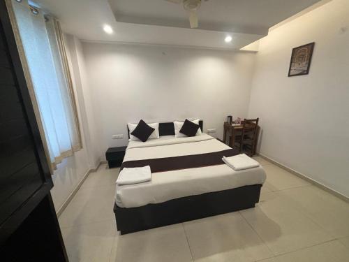 a bedroom with a large bed in a room at Hotel Life Inn in Jaipur