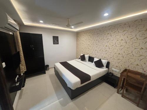 a bedroom with a large bed in a room at Hotel Life Inn in Jaipur