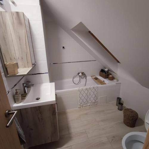 W łazience znajduje się umywalka i wanna. w obiekcie Super Family/Office Apartment in Budaörs w mieście Budaörs