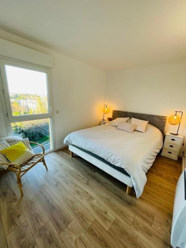 Un dormitorio con una cama grande y una ventana en Chambre et salle de bain privée en Montpellier