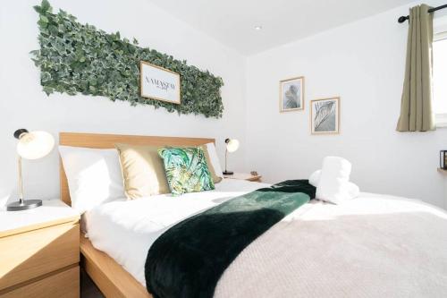 1 dormitorio con 2 camas y pared verde en Vibrant Flat near Birmingham's Liveliest Venues, en Birmingham