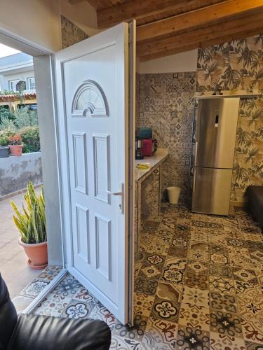 uma porta que conduz a uma cozinha com um frigorífico em Eterna Primavera Fayna em Granadilla de Abona