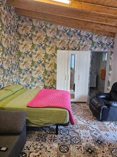 Un dormitorio con una cama con una manta rosa. en Eterna Primavera Fayna en Granadilla de Abona