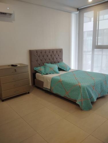 um quarto com uma cama, uma cómoda e uma janela em Hermoso Aparatasuite en Salinas del Mar- Santa Marta em Santa Marta