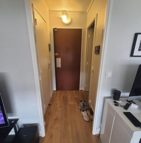 - un couloir avec des chaussures au milieu d'une pièce dans l'établissement Yan's, à Le Pré-Saint-Gervais