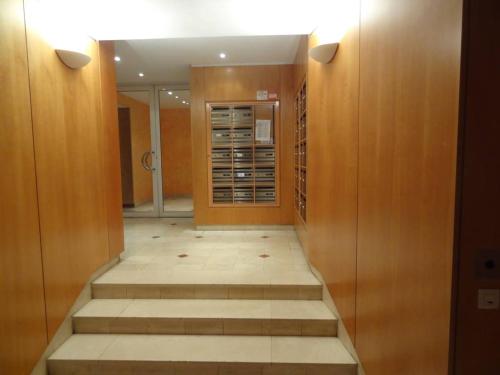un couloir avec des escaliers menant à un bâtiment dans l'établissement Pret à usage & Commodat Ile Saint Germain Issy les Moulineaux- 30 nuitées minimum - Salarié mobilité ou étudiant stagiaire, à Issy-les-Moulineaux