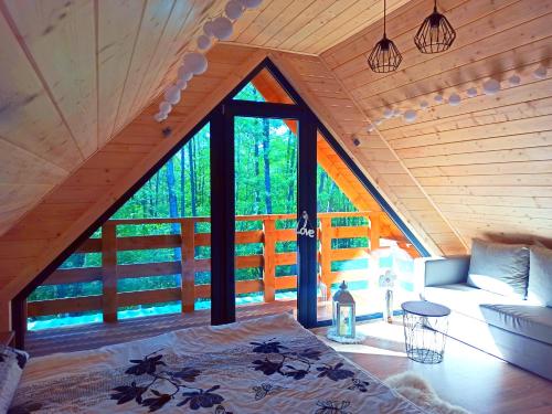 a room with a large window in a cabin at Las Lorien - wynajem domków letniskowych in Roczyny