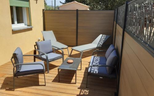 4 chaises et une table sur un balcon dans l'établissement Villa détente, à Ollioules