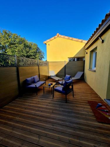 une terrasse avec deux chaises et une table. dans l'établissement Villa détente, à Ollioules