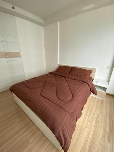 una camera da letto con un grande letto in una stanza bianca di 1BR Apartment a Bangkok