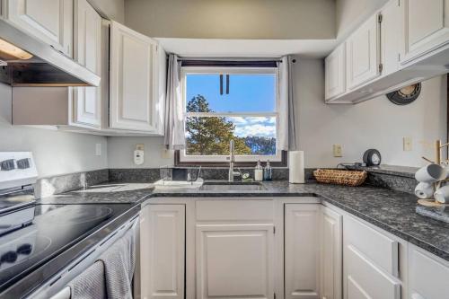 Dapur atau dapur kecil di Breathtaking views from a clifftop cabin retreat!