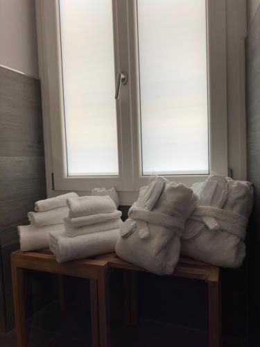 un mucchio di asciugamani seduti su un tavolo di fronte alle finestre di PRIMA FILA a Sanremo