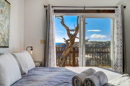 Katil atau katil-katil dalam bilik di Breathtaking views from a clifftop cabin retreat!