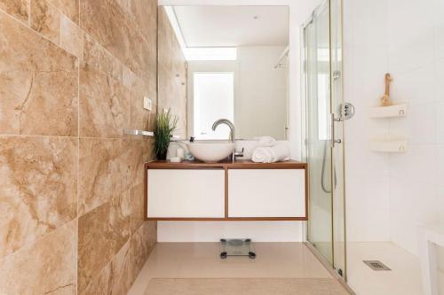 a bathroom with a sink and a shower at Relax, vacaciones y lujo a 15 metros del mar in Arenales del Sol