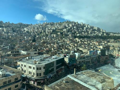 vistas a una ciudad con edificios en una colina en Saleem Afandi Hotel en Nablus