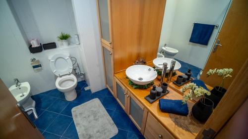 ein Bad mit einem WC und einem Waschbecken in der Unterkunft Mellieha Bay 3 Bedroom Apartment ''Coastal Comfort'' in Mellieħa