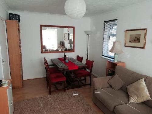 Зона вітальні в 1 Bed Bognor Apartment 300 yrds from beach