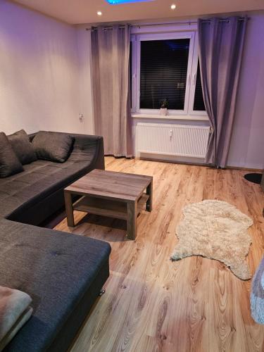sala de estar con sofá y mesa en 3 izbový byt, en Prievidza