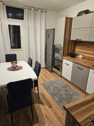 Kuchyňa alebo kuchynka v ubytovaní 3 izbový byt