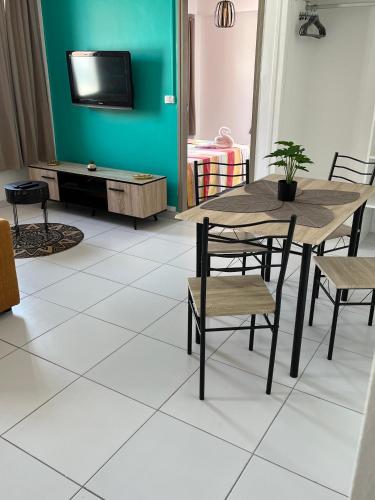 Μια τηλεόραση ή/και κέντρο ψυχαγωγίας στο Republique Lounge