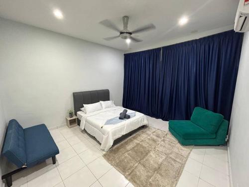 巴特沃思的住宿－Havengate Homestay，一间卧室配有床和蓝色窗帘