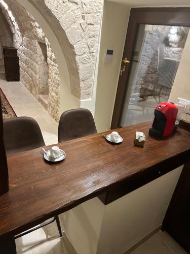 una mesa de madera en una habitación con sillas y una sidra de mesa en Le segrete del Notaio en Conversano